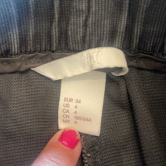 H&M Paper Bag High Waisted Tie Waist Belted, soft loose Shorts dark green - Picture 8 of 12